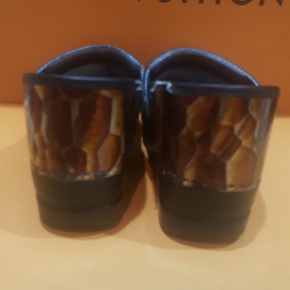 SOLD!! DANKSO Croc Print Clogs - Size 40/9.5-10 - Picture 3 of 8